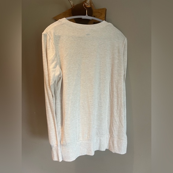 Alo woman’s M hi low cream long sleeve GUC - Picture 2 of 5